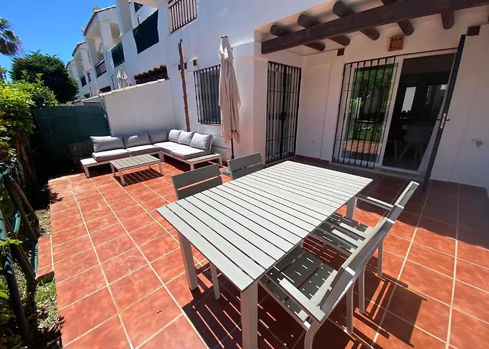 Preciosa Casa De 4 Habitaciones Y 3 Banos, Urbanizacion Los Naranjos, Puerto Banus